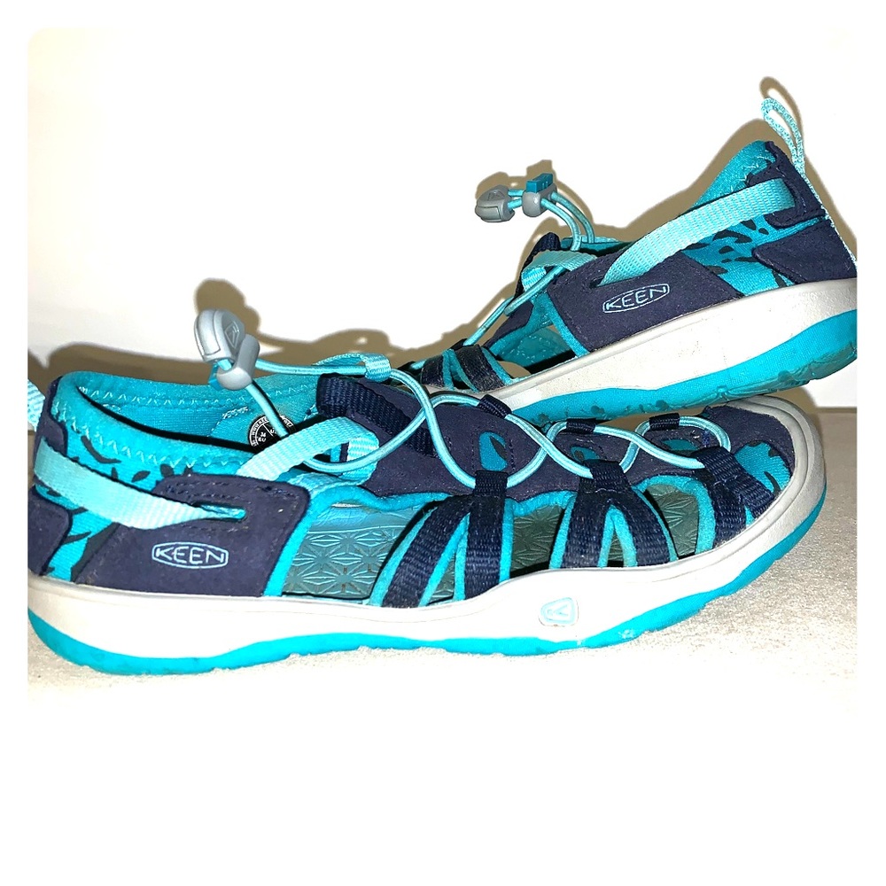 🦕Boys size 9 blue keens🦕